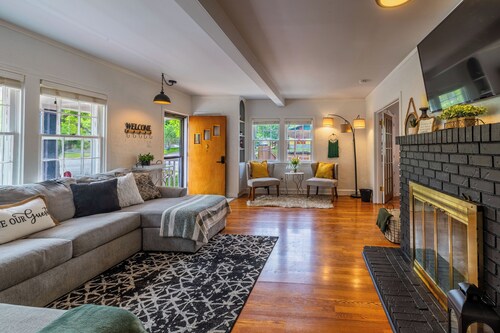 Central Cozy Cottage! Spacious entertaining area, gameroom, and cornhole arena!