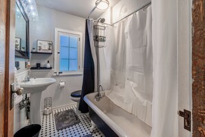 Douche, séchoir à cheveux, serviettes fournies, savon