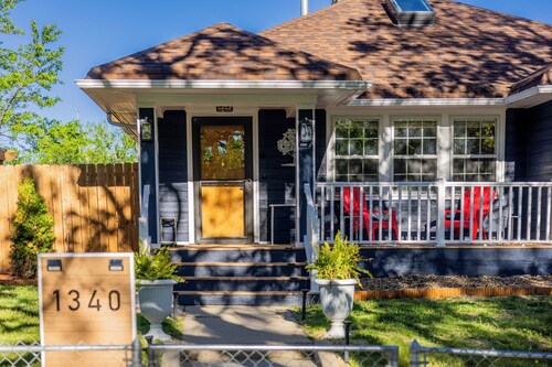 Central Cozy Cottage! Spacious entertaining area, gameroom, and cornhole arena!