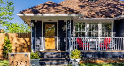 Central Cozy Cottage! Spacious entertaining area, gameroom, and cornhole arena!