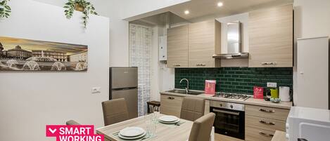 Kühlschrank, Mikrowelle, Ofen, Wasserkocher mit Kaffee-/Teezubehör