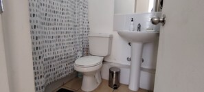 Apartment | Bathroom | Shower, hair dryer, towels, toilet paper - Oceana Suites Marina del Sol (Coquimbo)