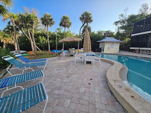 Utendørsbasseng og et oppvarmet basseng