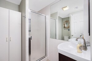 Hair dryer, towels, soap, toilet paper - Bayside Manasota Key Condo With Easy Beach Access (Englewood)