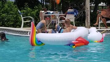 Een buitenzwembad, een verwarmd zwembad