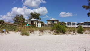 Propiedad frente al mar con varias casas, incluyendo un letrero de Sunburst Rentals.