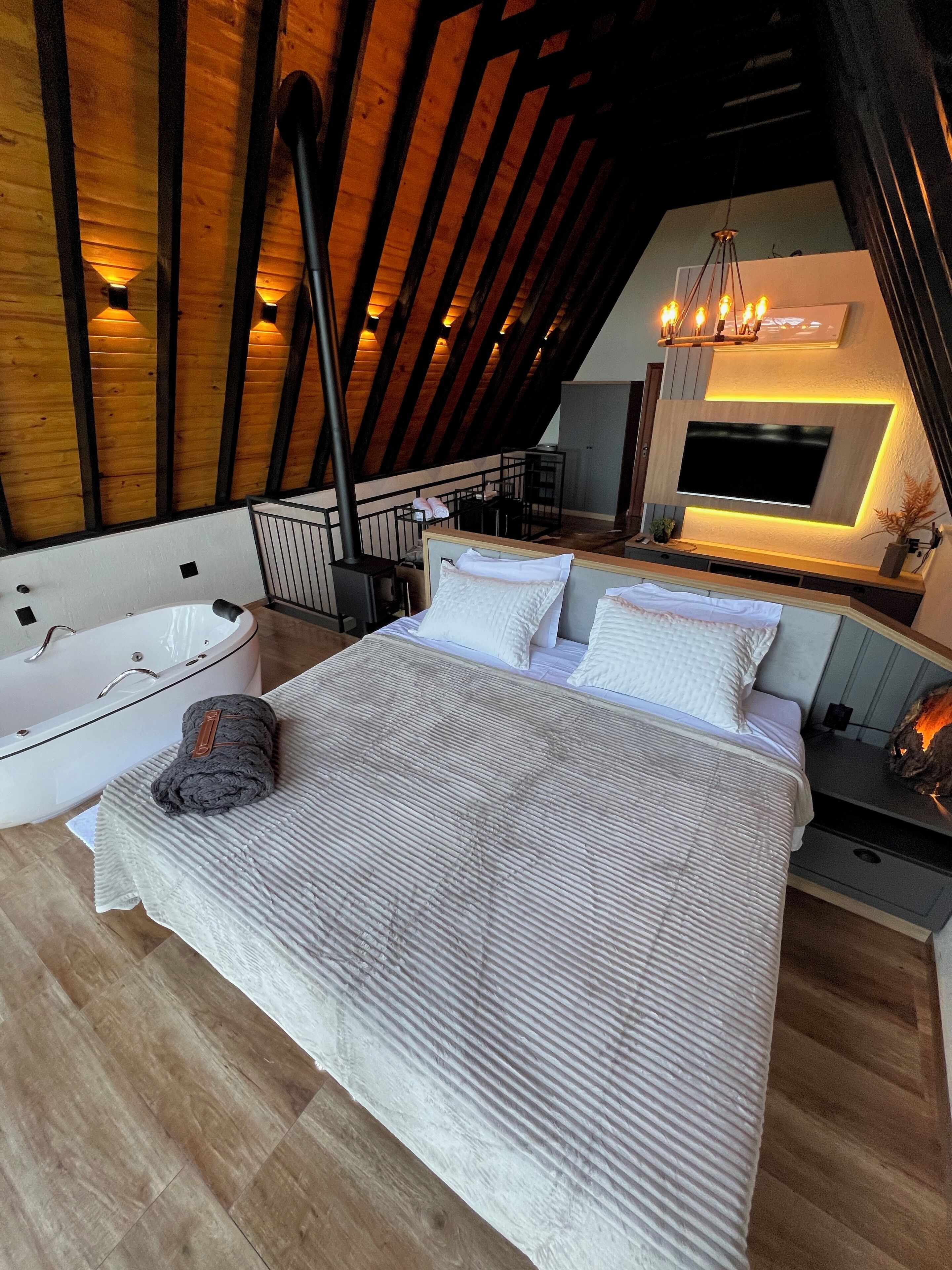 Deluxe-Ferienhütte, 1 King-Bett, Bergblick | 1 Schlafzimmer, individuell dekoriert, kostenloses WLAN, Bettwäsche