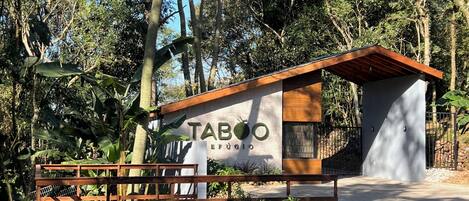 Vista frontal de la propiedad