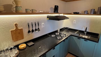 Cabaña clásica, vistas a la montaña | Cocina privada | Frigorífico pequeño, placa de cocina y utensilios de cocina