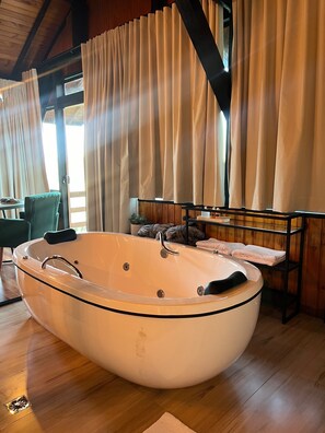 Cabane Confort, vue montagne | Bain à remous privé