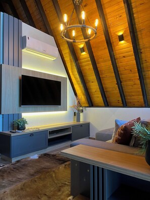 Deluxe Μικρό Σπίτι, 1 King Κρεβάτι, Θέα στο Βουνό | Περιοχή καθιστικού | Τηλεό ραση με επίπεδη οθόνη, τζάκι