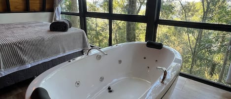 Cabaña Deluxe, 1 cama King size, vista a la montaña | Tina de hidromasaje privada