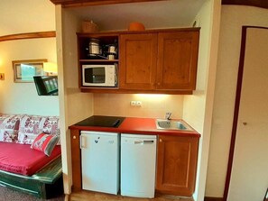 Fridge, microwave, coffee/tea maker, toaster - 150m from ski slopes, 5th floor, view ski slopes, balcony, tv, ski locker, 30m², La Plagne (La Plagne)