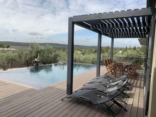 Villa Contemporaine en Provence, vue Exceptionnelle sur le Pont du Gard