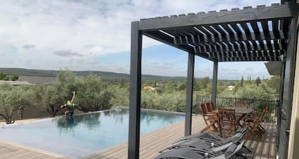 Villa Contemporaine en Provence, vue Exceptionnelle sur le Pont du Gard