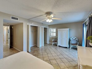 3 habitaciones, tabla de planchar con plancha, wifi y ropa de cama 