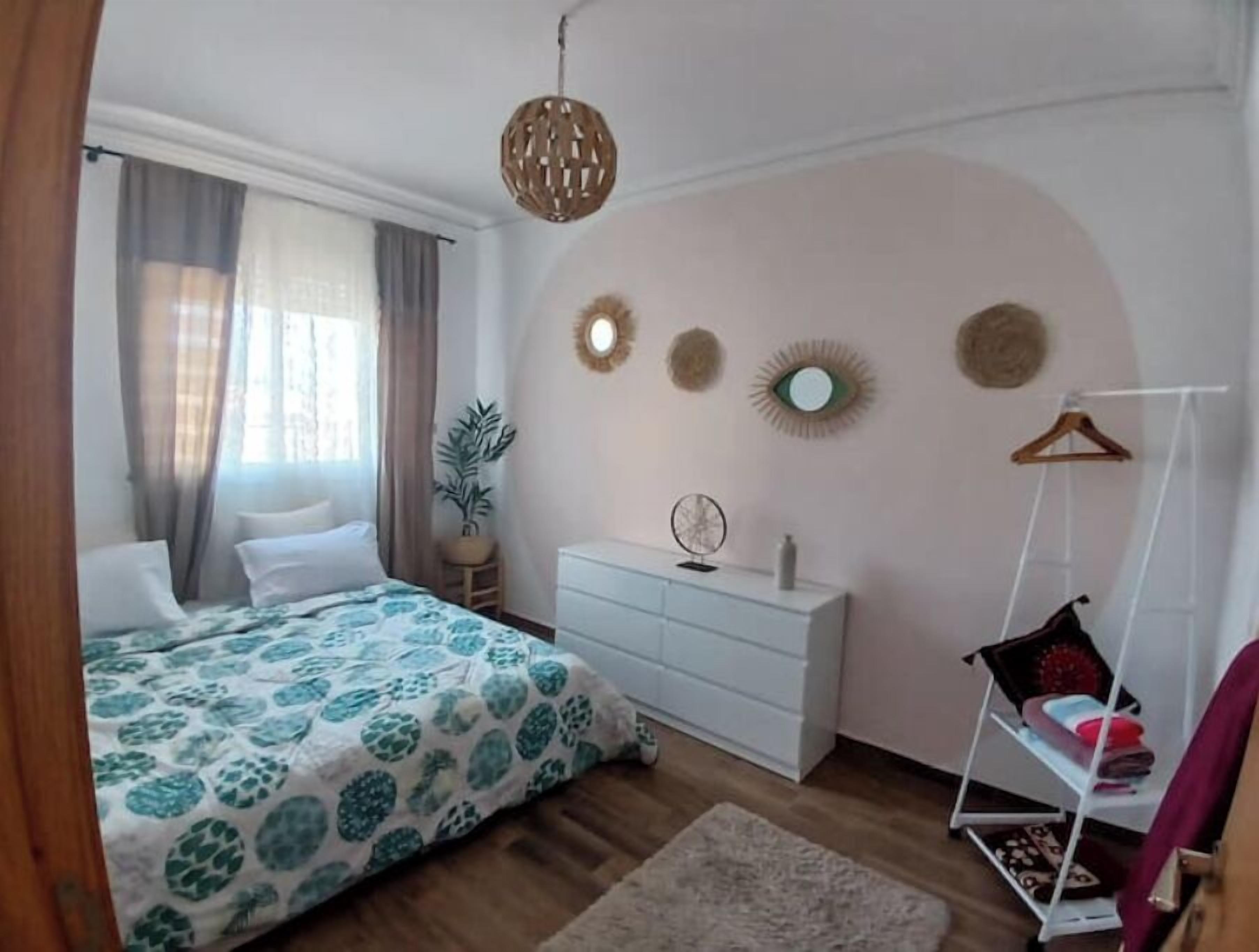 2 habitaciones, tabla de planchar con plancha, wifi y ropa de cama 