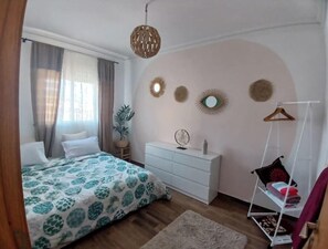 2 quartos, ferros/tábuas de passar roupa, Wi-Fi, roupa de cama