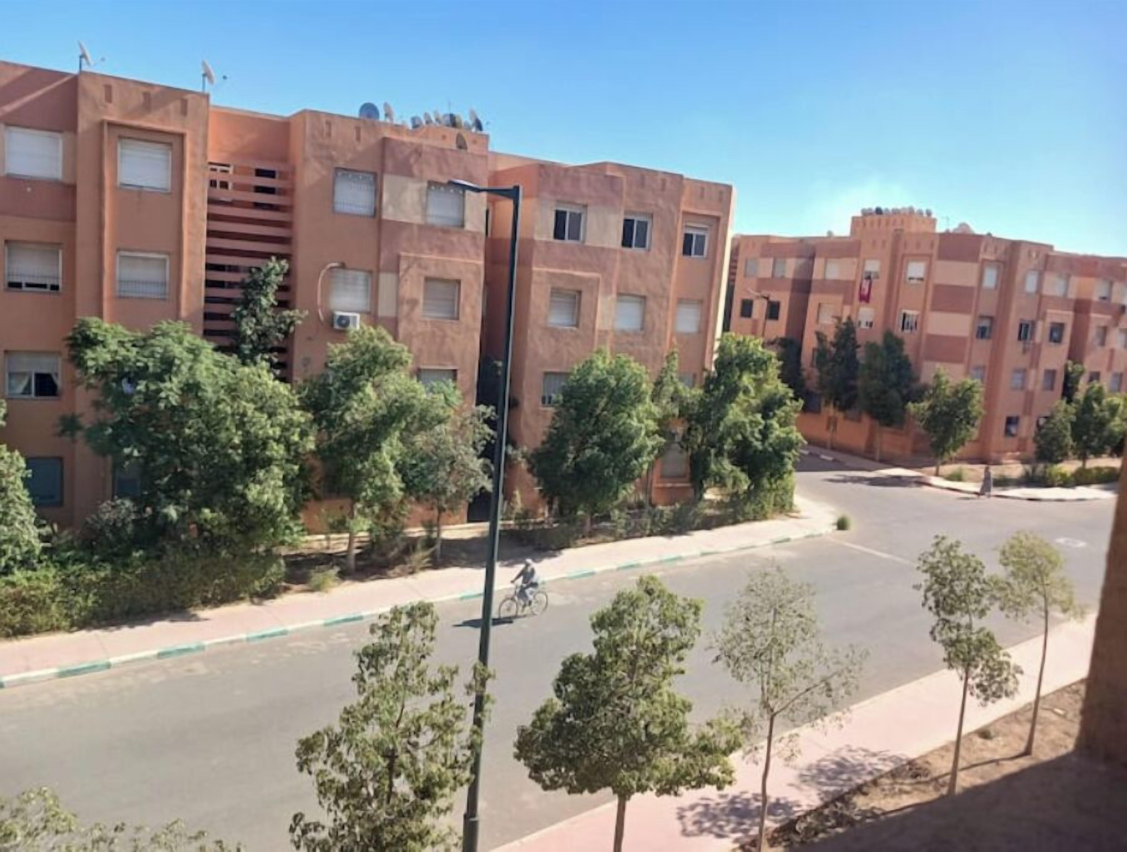 Un edifici residencial amb diversos pisos, balcons i un cel serè.