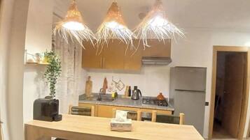 Refrigerador, horno, cafetera y tetera y licuadora