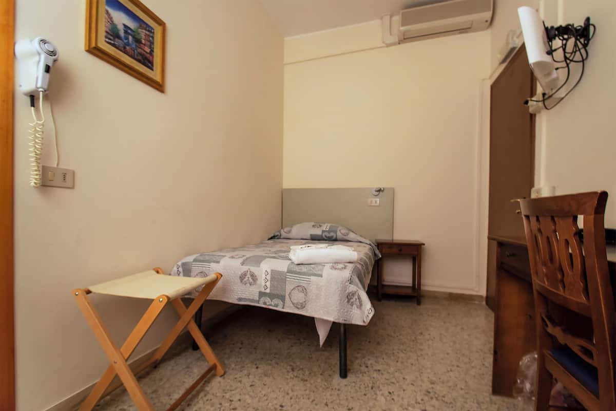 1 slaapkamer, een kluis op de kamer, een bureau