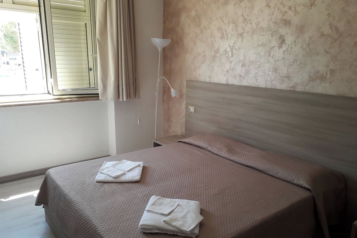 Familiekamer, uitzicht op zwembad | 1 slaapkamer, een kluis op de kamer, een bureau