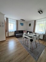 Apartamento, 2 quartos, vista para a montanha | Área de estar | TV de tela plana 43 polegadas com canais via satélite, livros