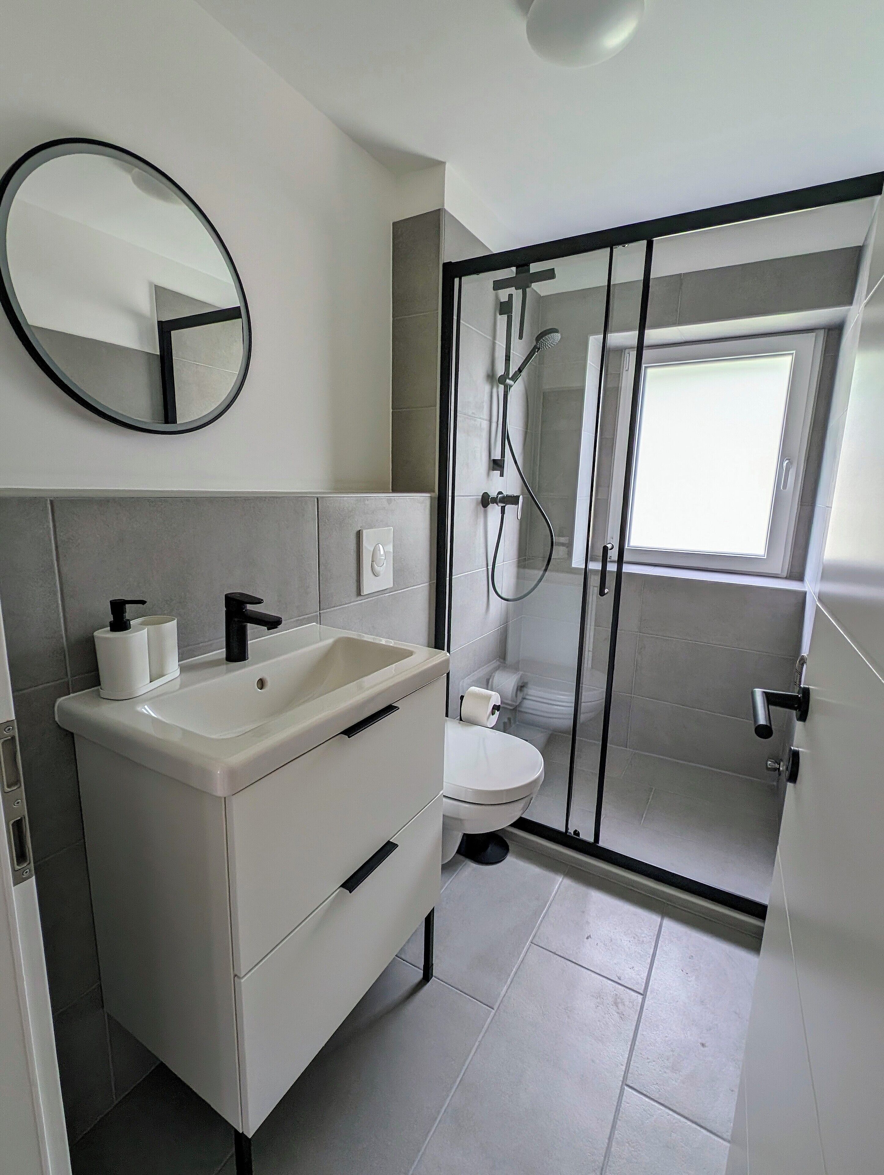 Comfort Apartment, 2 Bedrooms, Mountain View | Bathroom | Shower, hair dryer, towels, soap