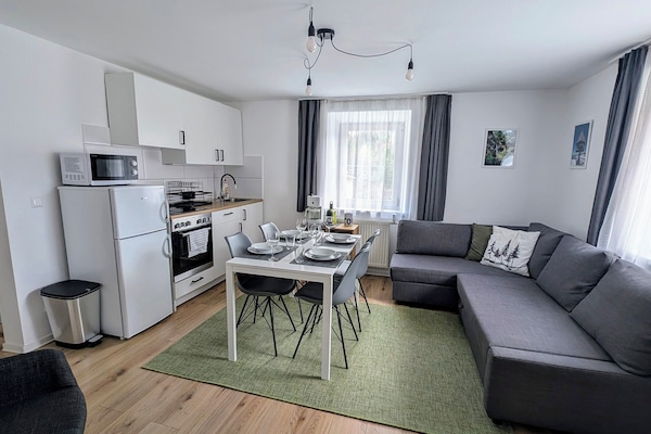 Comfort Apartment, 2 Bedrooms, Mountain View | Ruang tamu | 43 inci televisyen skrin rata dengan satelit