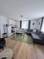 Apartamento conforto, 2 quartos, vista para a montanha | Área de estar | TV de tela plana 43 polegadas com canais via satélite, livros