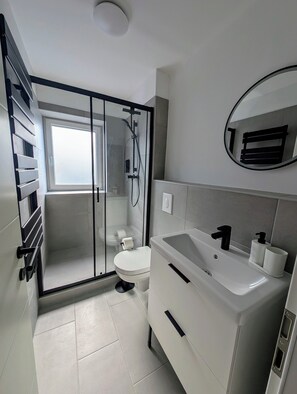 Apartment, 2 Bedrooms, Mountain View, Ground Floor | Bathroom | Shower, hair dryer, towels, soap - Haus Im Hochtal (Bad Bleiberg)