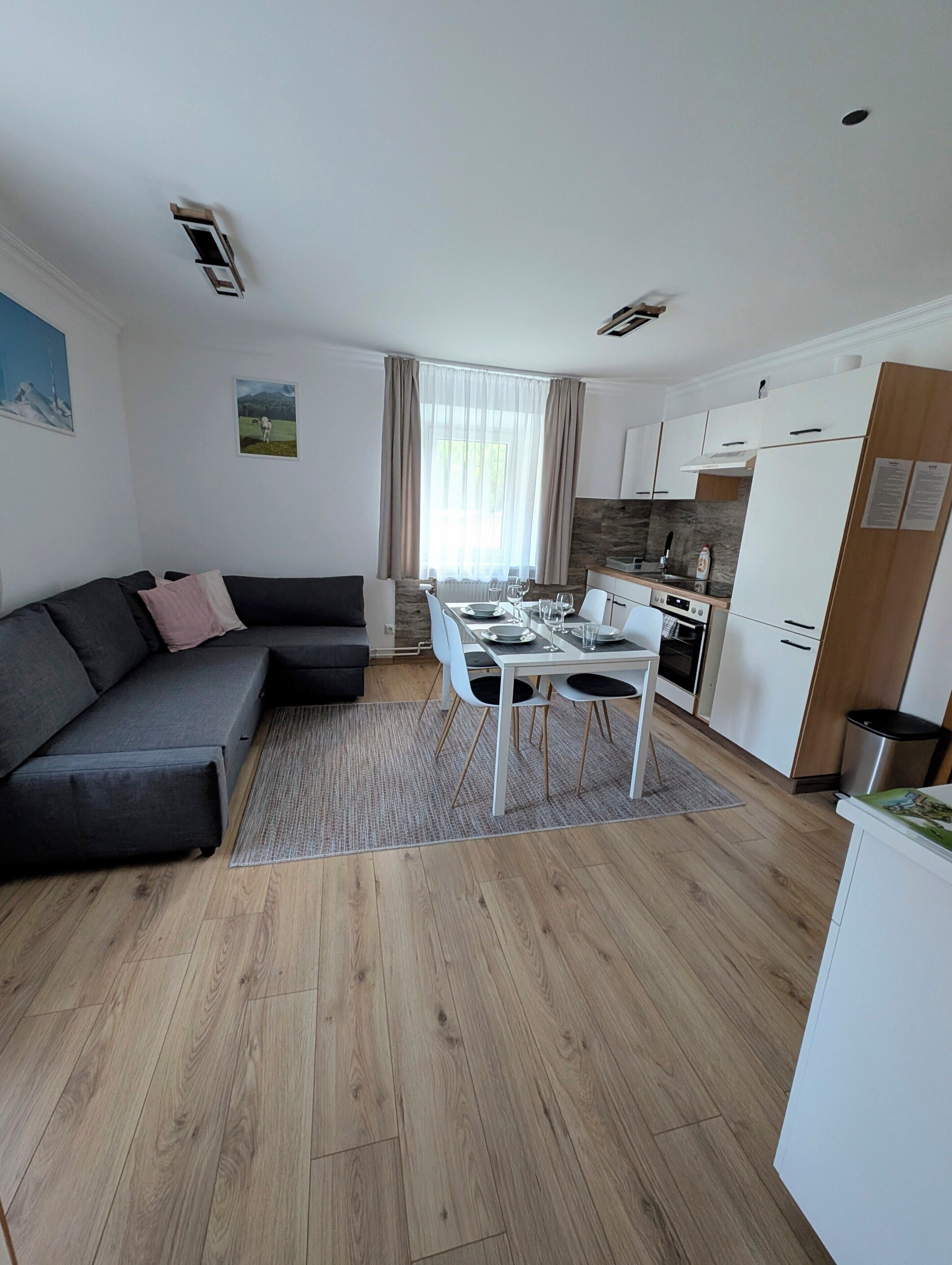 Un apartamento moderno con sala de estar, comedor y cocina.