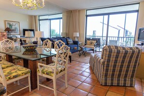 Smart-TV, DVD-Player, Bücher, Stereoanlage