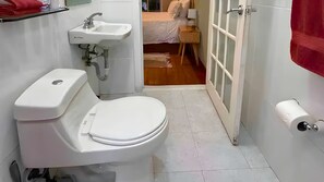 Deluxe Apartment | Bathroom | Shower, free toiletries, towels, soap