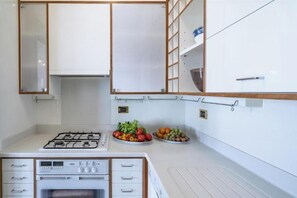 Frigorifero, microonde, forno, piano cottura
