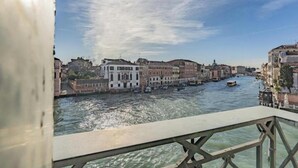 Un río con edificios a lo largo de las orillas y un puente al frente.