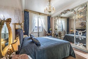 2 chambres, coffres-forts dans les chambres, bureau