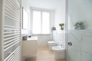 Douche, bidet, serviettes fournies, savon