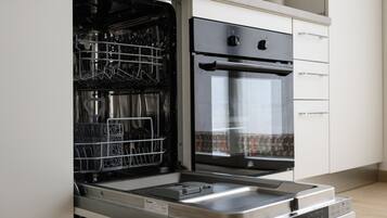 Fridge, oven, stovetop, dishwasher