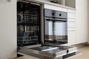 Kühlschrank, Ofen, Herdplatte, Geschirrspüler