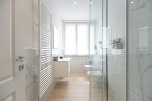 Doccia, bidet, asciugamani, sapone