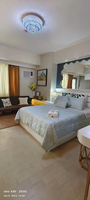 Interior - Manhattan plaza tower 1 araneta center cubao with Balcony, karaoke, netflix  (Quezon City)