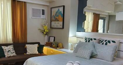 Manhattan plaza tower 1 araneta center cubao with Balcony, karaoke, netflix