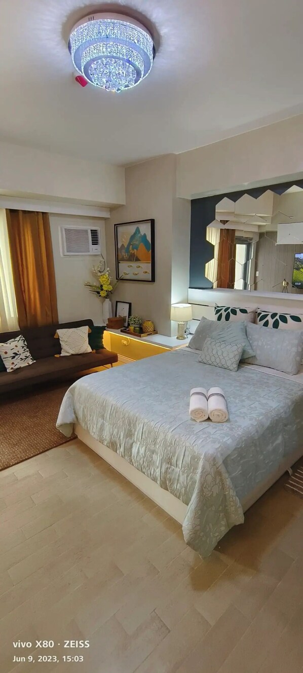 1 bedroom, free WiFi, bed sheets - Manhattan plaza tower 1 araneta center cubao with Balcony, karaoke, netflix  (Quezon City)