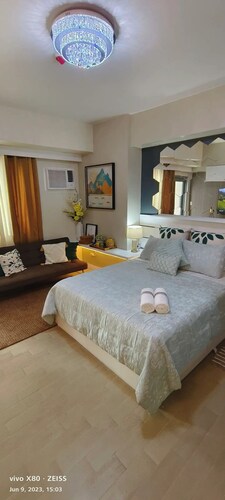 Manhattan plaza tower 1 araneta center cubao with Balcony, karaoke, netflix 