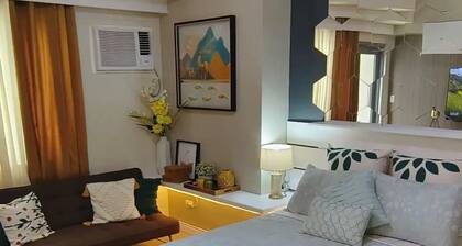 Manhattan plaza tower 1 araneta center cubao with Balcony, karaoke, netflix