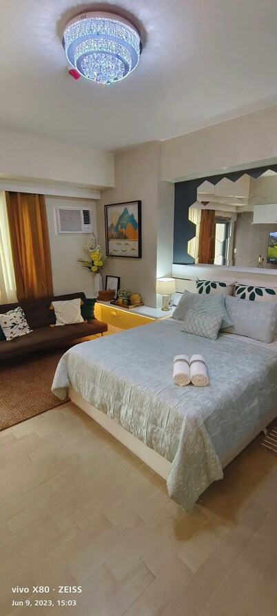 Manhattan plaza tower 1 araneta center cubao with Balcony, karaoke, netflix