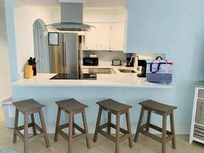 Kjøleskap, mikrobølgeovn, ovn og kokeplater