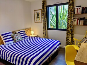 3 chambres, bureau, fer et planche à repasser, lit parapluie