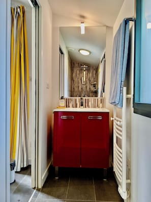 Chuveiro, secador de cabelo, toalhas de banho